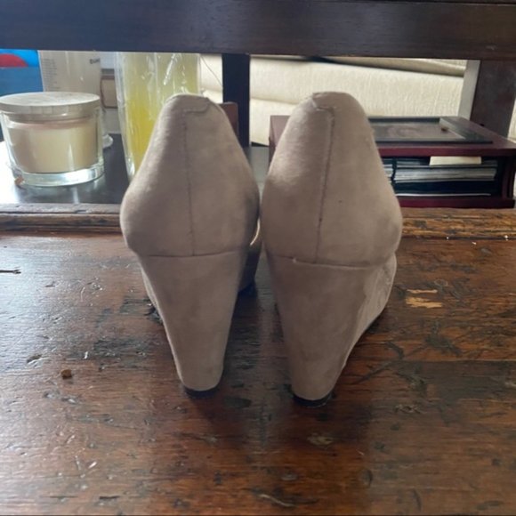 BCBG Pointed toe pump wedge suede heel size 4 - Picture 6 of 9